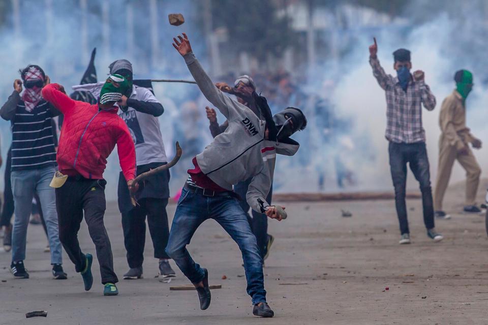 The Indian government is using different methods to put down protests in Kashmir where dissatisfaction among the youth runs high.