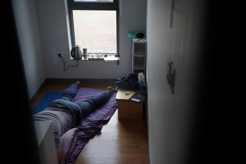 In pictures S Koreans pay for 'jail time' to beat stress