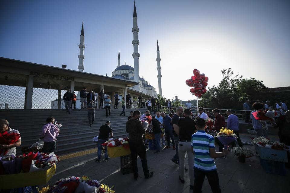 Street vendors outside Kocatepe Mosque in the Turkish capital, Ankara, after Eid prayers [Mustafa KamacÄ±]