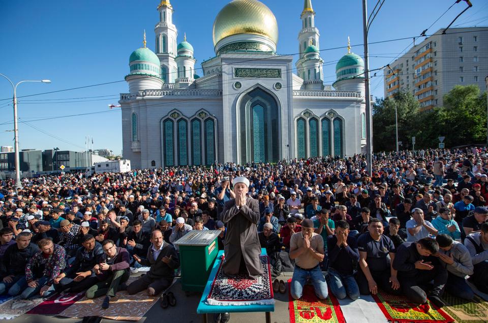 Muslims pray outside the Moscow Cathedral Mosque during Eid al-Fitr celebrations [Alexander Zemlianichenko]