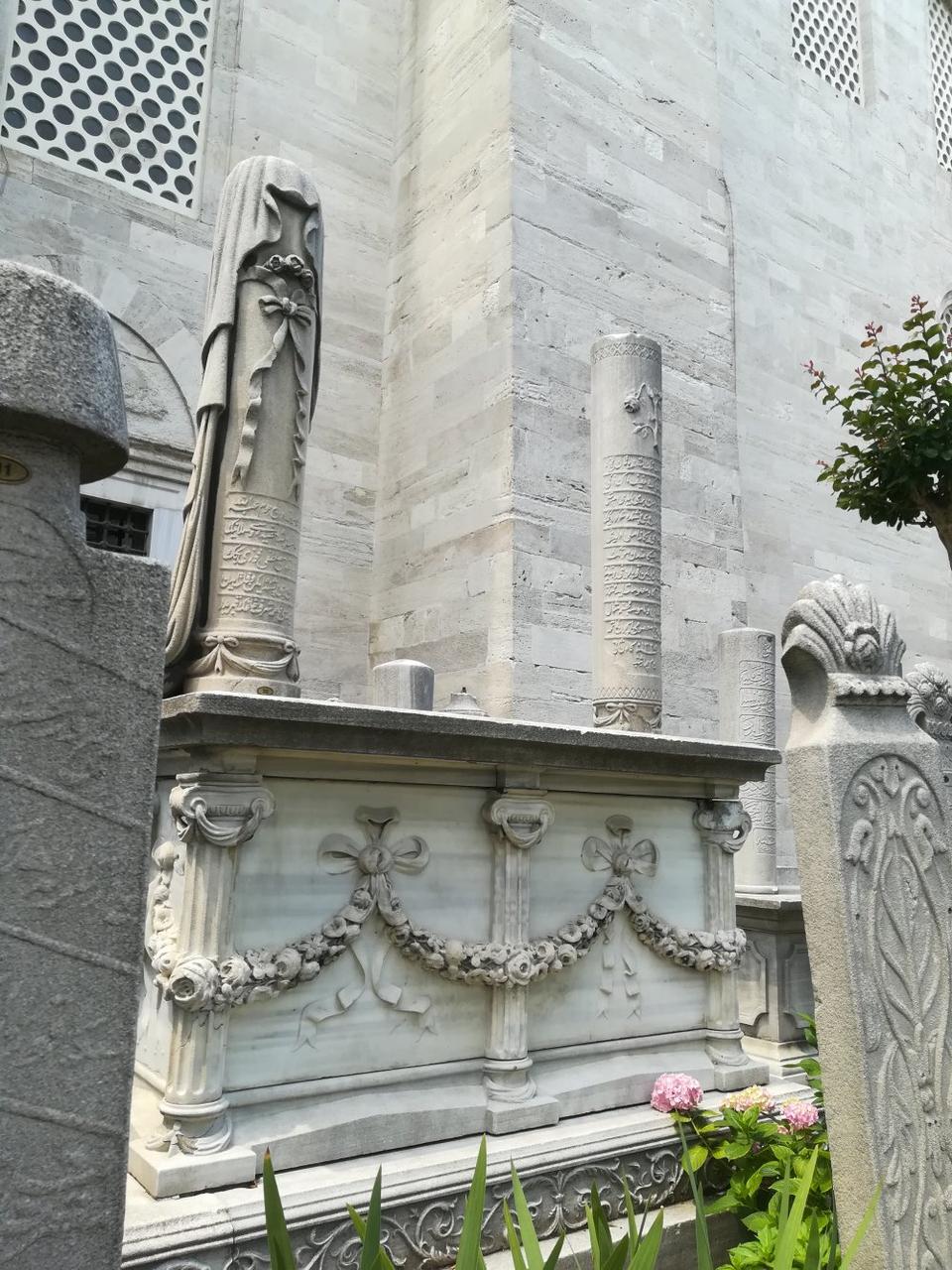 This tomb belongs to a young women Fatma MÃ¼Åerref HanÄ±m, passed away in 1910 and originally from Thessaloniki. She was engaged and passed away before she married, wherefore on the left tombestone, there is a bridal dress.