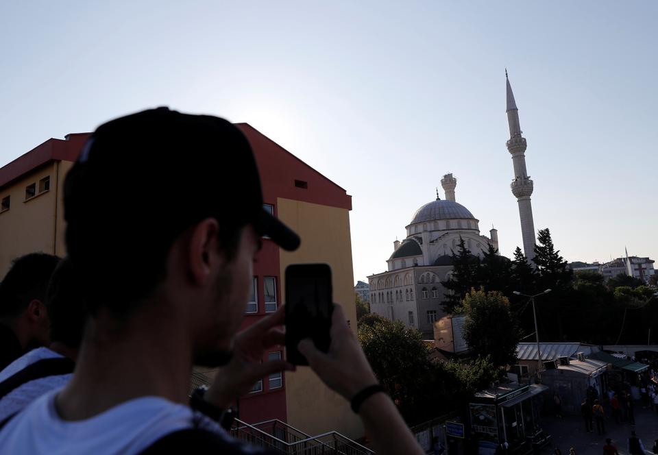 Ένας άνδρας βγάζει φωτογραφίες ενός κατεστραμμένου τζαμιού μετά από σεισμό στην Κωνσταντινούπολη, Τουρκία, 26 Σεπτεμβρίου 2019.