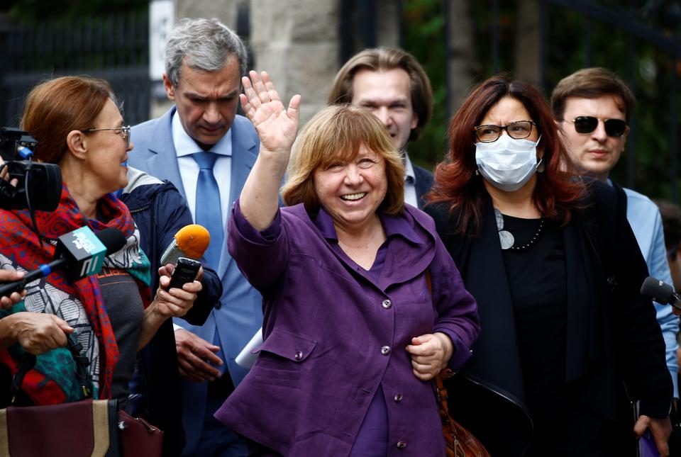 The 2015 Nobel literature laureate Svetlana Alexievich arrives for questioning by state investigative committee in Minsk, Belarus August 26, 2020.