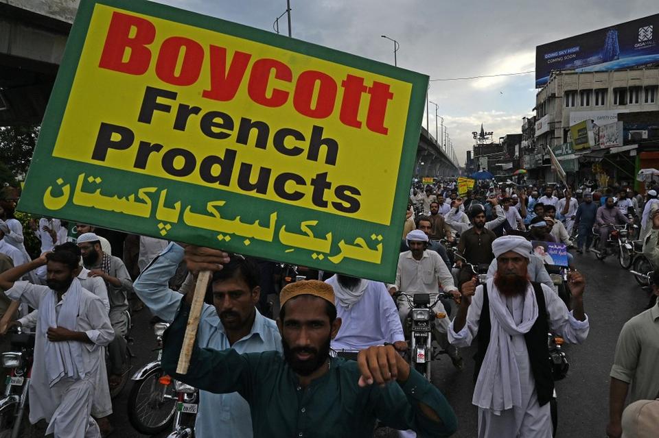 Supporters of hardline religious party Tehreek-e-Labbaik Pakistan carry placards and shout slogans during a protest in Rawalpindi on September 4, 2020.