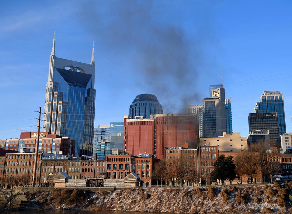 Rauch steigt aus der Innenstadt nach einer Explosion im Bereich von Second an Commerce am 25. Dezember 2020 in Nashville, Tennessee.