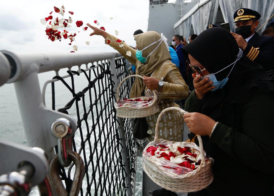 Family members of the passengers of Sriwijaya Air flight SJ 182  pay tribute near the sea off the Jakarta coast, Indonesia, January 22, 2021.