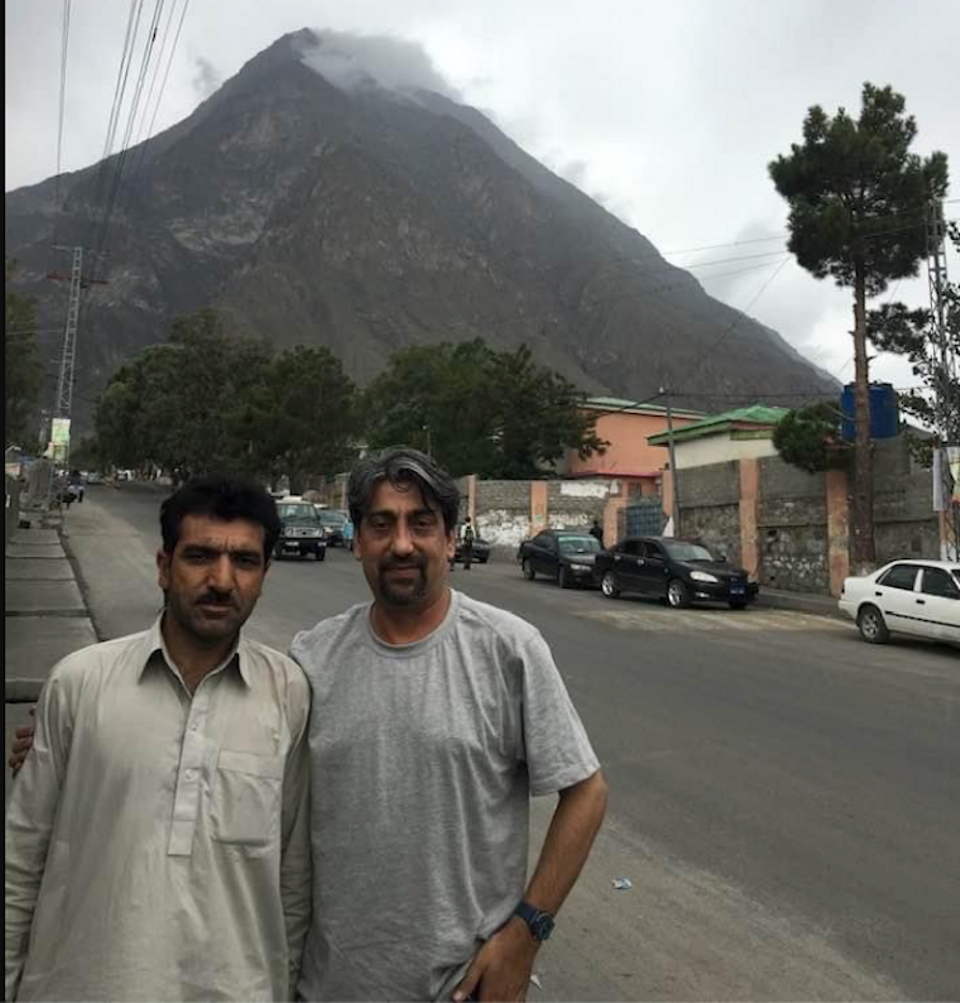 L'écrivain avec Ali Sadpara (à gauche) qui a disparu alors qu'il tentait un sommet hivernal de la deuxième plus haute montagne du monde, K2, au Pakistan.