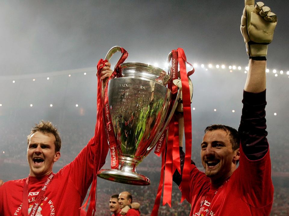 A.C. en el Estadio Olímpico Ataturk en Estambul el 25 de mayo de 2005.  El portero polaco del Liverpool Jersey Dudek (R) y el mediocampista alemán Dietmer Haman han ganado el trofeo en la final de la Liga de Campeones contra el Milán.